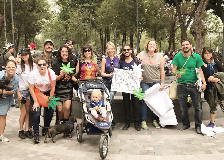 Representanter fra Instituto RIA demonstrerer i Mexico by til fordel for at marihuana skal styres av et legalt marked. (Foto: Instituto RIA)