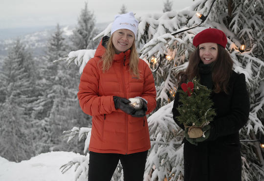 Både Jeanette Flagstad t.v. og Lillian Skrede er glad i jula, men har mange dårlige erfaringer med å være pårørende i slike høytider