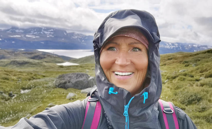 – Jeg elsker å være ute i naturen. Og jeg elsker å bli sliten, sier Maria Mosserud. Her på vei til topp i Hallingdal. Foto: Privat