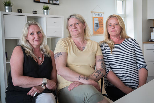 Marianne Cook Pierron (f.v.), Eva Britt Semmingsen og Hilde Bergesen jobber alle i rusfeltet i Bergen og vil at tjenestene skal blir flinkere til å støtte og gi omsorg til dem i rusmiljøet som mister venner ved brå død.