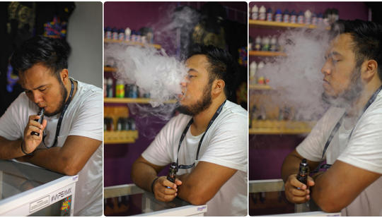 Glad for ikke å røyke lenger, men liker dampen. Abner Herrera driver butikken Inhala Shop i Oaxaca i Mexico.