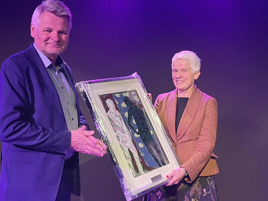 Her blir Guri Spilhaug overrakt prisen av Jan Gunnar Skoftedalen, leder i Rusfeltets hovedorganisasjon Foto: Berit Simenstad
