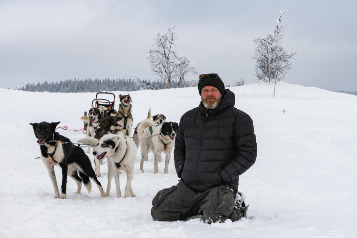Allerede etter første turen på fjellet med hundene, skjønte Erik at det var dette han skulle drive med. Det var under rusbehandling på Frankmotunet i 20217 at Erik Ploots liv snudde. Her er han på treningstur på Sjusjøen i vinter.