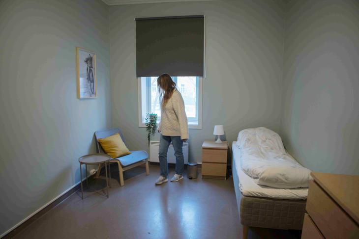 Siden sommeren 2023 har voldsutsatte kvinner i rusmiljøet i Trondheim hatt mulighet til å søke tilflukt her.  — De trenger en trygg plass der de kan trekke seg litt tilbake og tenke egne tanker for å komme seg videre, sier Eva Sørlie, koordinator for Ressurssenteret.